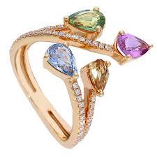 Anello dorato con pietre colorate